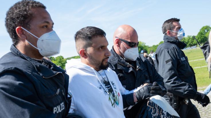 Attila Hildmann wird von der Polizei abgeführt.