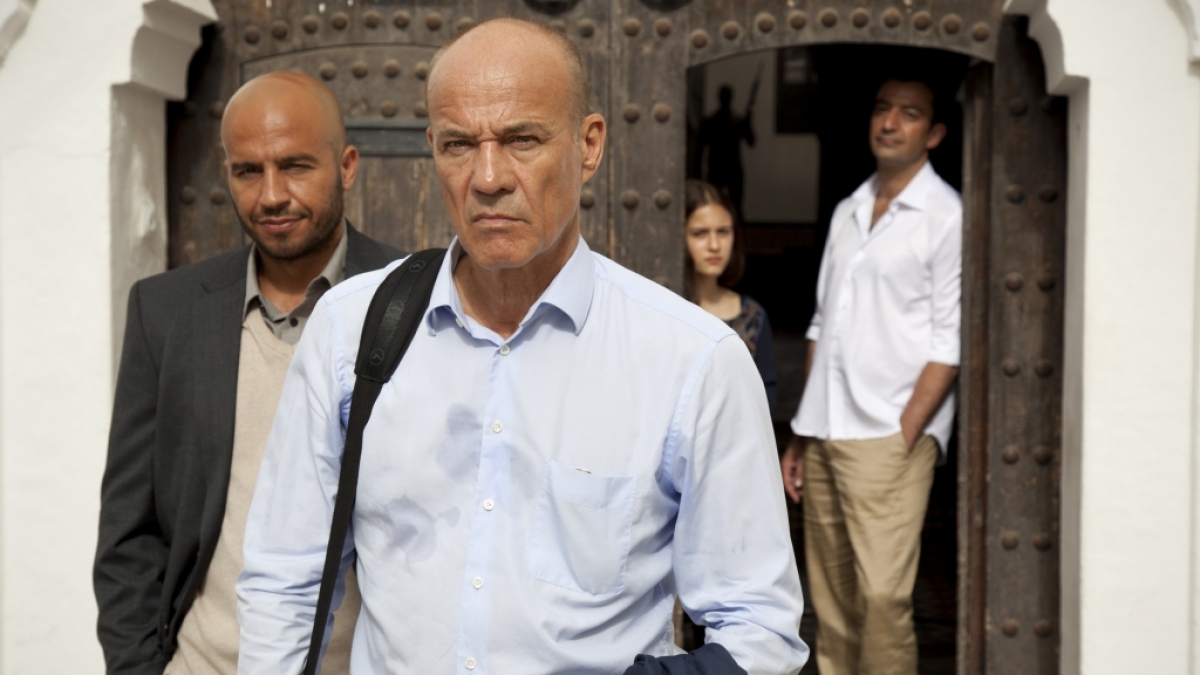 Frank Henning (Heiner Lauterbach, vorne) auf Rachefeldzug: Um an den marokkanischen Waffenh&auml;ndler Sharif Nader (Michele Cuciuffo) heranzukommen, heuert er als Privatlehrer von dessen Tochter Yasmin Nader (Maya Lauterbach) an. (Foto)