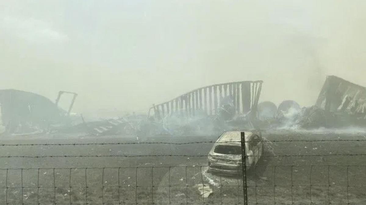 Zerst&ouml;rte Fahrzeuge qualmen nach einem Unfall auf der Interstate 55. (Foto)