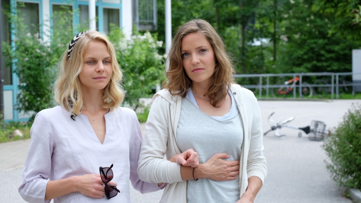 Lena Lorenz (Patricia Aulitzky, r.) trifft die hochschwangere Annette Bering (Sinja Dieks, l.). (Foto)