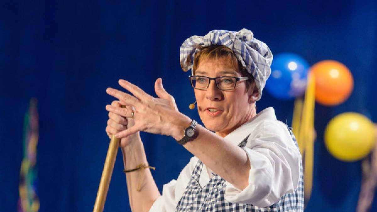 Annegret Kramp-Karrenbauer ist sich nicht zu schade, um zum Karneval als Putzfrau Gretel in die B&uuml;tt zu steigen. (Foto)