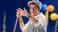 Annegret Kramp-Karrenbauer ist sich nicht zu schade, um zum Karneval als Putzfrau Gretel in die Bütt zu steigen.