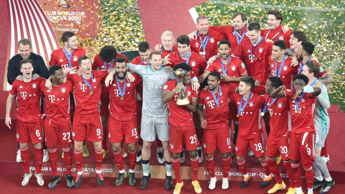 Die Spieler des FC Bayern M&uuml;nchen feiern mit der Troph&auml;e. (Foto)