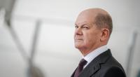 Bundeskanzler Olaf Scholz (SPD) steht vor dem Bundeskanzleramt.