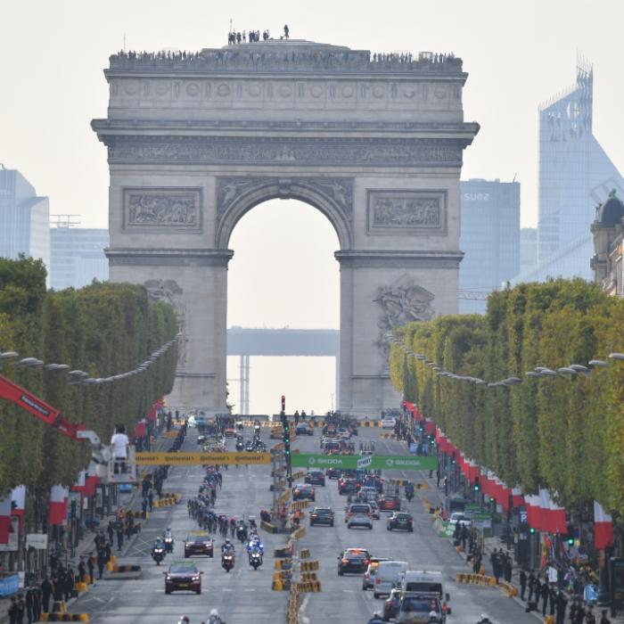 Wout van Aert holt sich den Sieg im Etappen-Finale in Paris