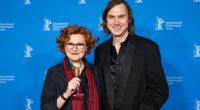 Journalistin und Podcasterin Sabine Rückert mit Schauspieler Lars Eidinger, der in den Spielfilm-Folgen von 
