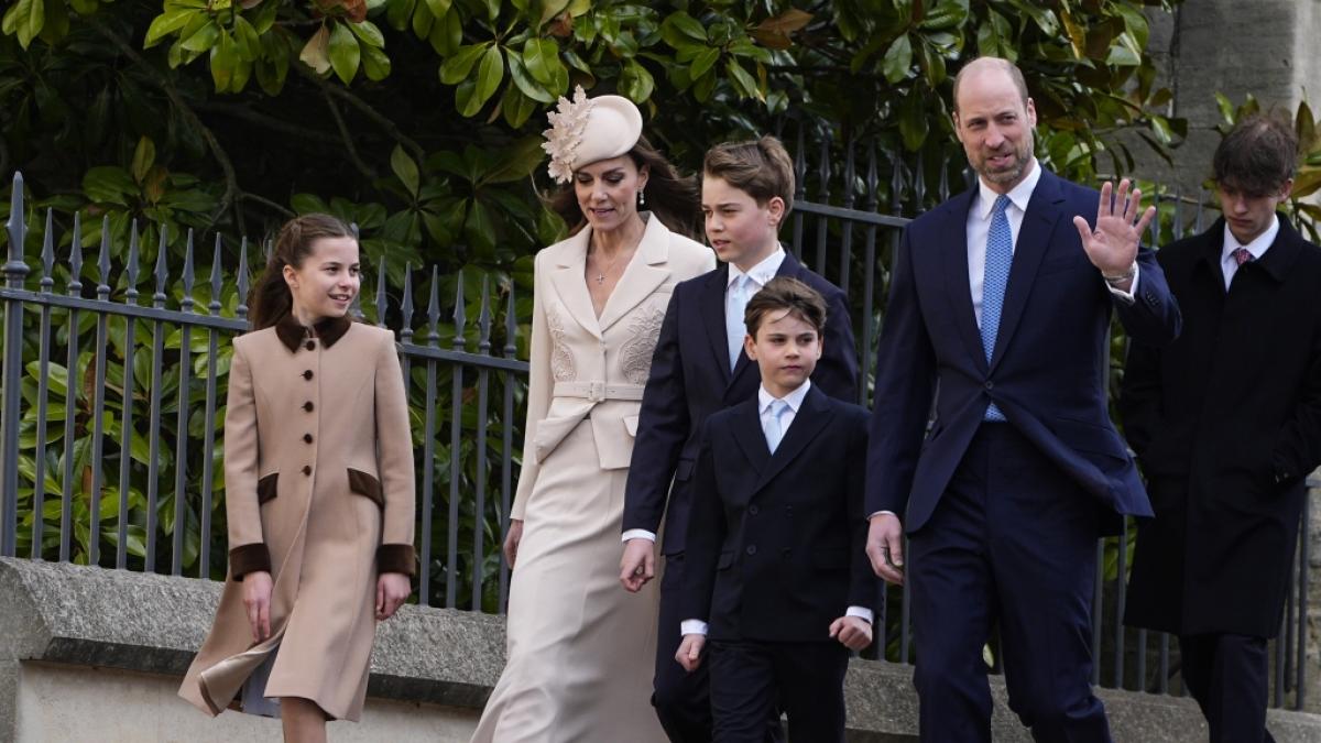 Prinz William (r.) kommt mit Ehefrau Kate (2.v.l.) sowie den Kindern Charlotte (l.), George (M.,l.) und Louis zum Ostergottesdienst auf Schloss Windsor. (Foto)