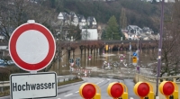 Eine Straße am Rheinufer wurde wegen des Hochwassers gesperrt.
