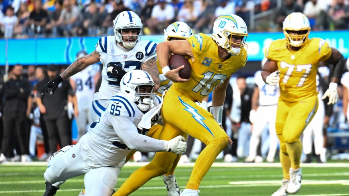 Justin Herbert von den Los Angeles Chargers l&auml;uft den Ball in der NFL, am 19.10.2025. (Symbolbild) (Foto)