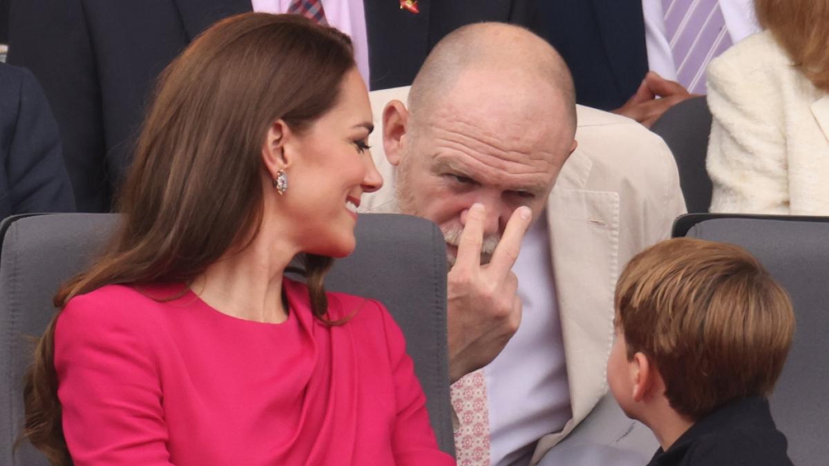 ... auch Prinzessin Kates Kinder - hier Prinz Louis - blicken zu Mike Tindall auf. (Foto)
