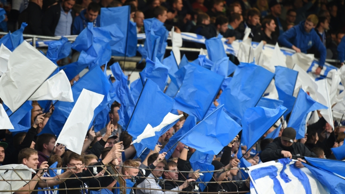 Die Fans am Rand des Fu&szlig;ballspiels schwenken blaue und wei&szlig;e Fahnen f&uuml;r den SV Meppen. (Symbolbild) (Foto)