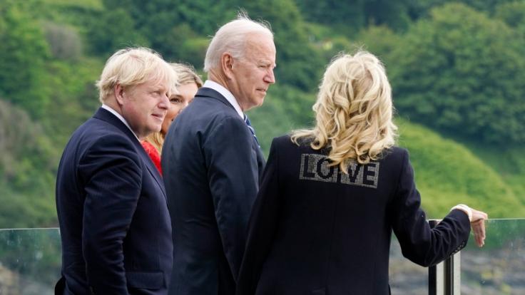 Boris Johnson (l), Premierminister von Großbritannien, seine Ehefrau Carrie Johnson (hinten l), sowie Joe Biden, Präsident der USA, und First Lady Jill Biden während eines Treffens im Vorfeld des G7-Gipfels.