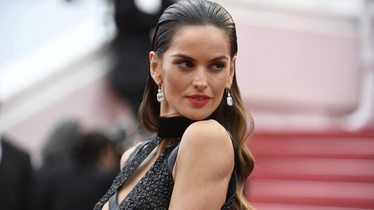 Supermodel Izabel Goulart heizt ihren Fans im ultraknappen Muschel-BH ein. (Foto)