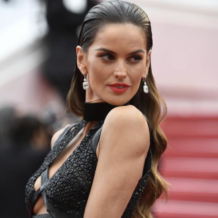 Supermodel verführt im ultraknappen Muschel-BH