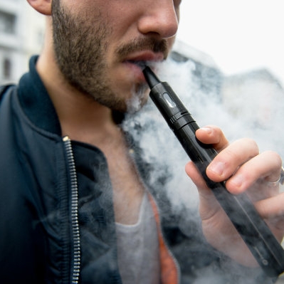 Schwere Verletzungen: Teenager explodiert E-Zigarette - im Mund