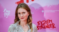 Lisa Hagmeister ist nicht nur Schauspielerin, sondern auch Sängerin.