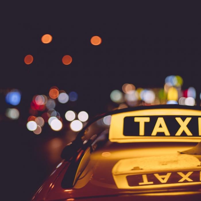 Aus Taxi entführt! Frau von Männergruppe vergewaltigt