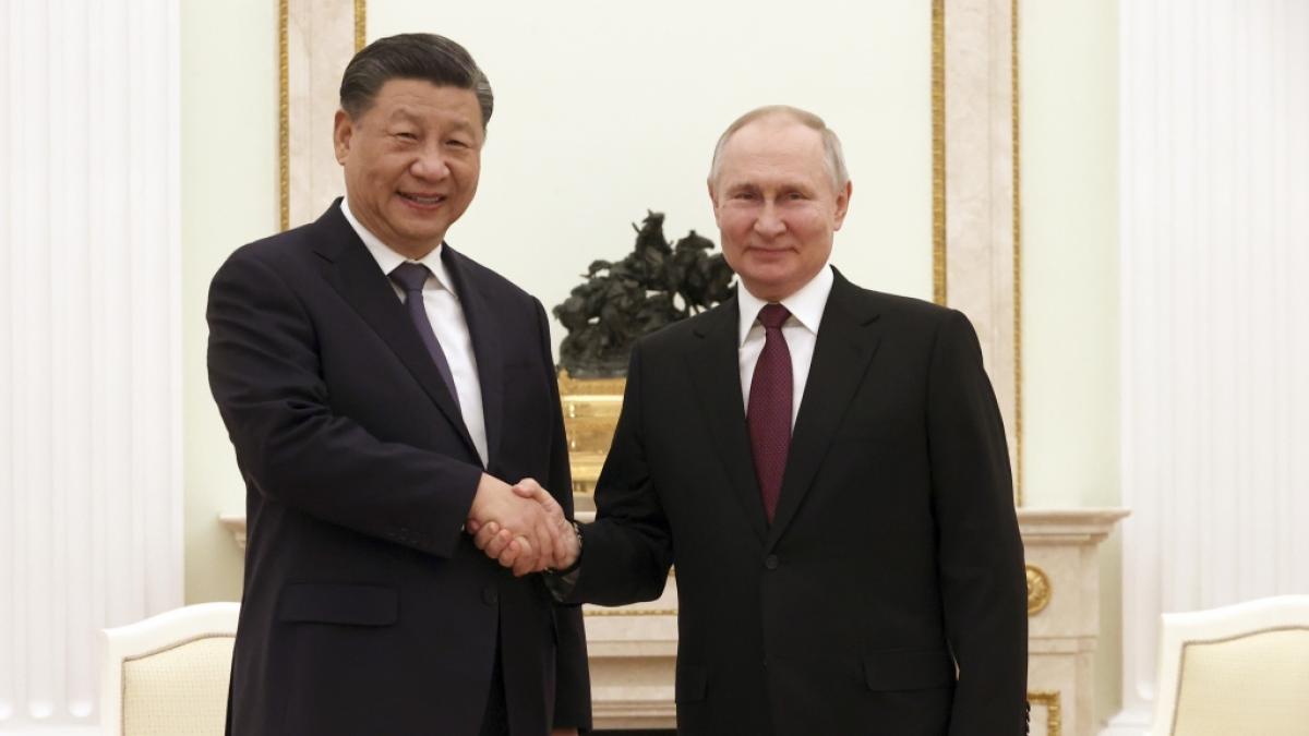 Wladimir Putin (r), Pr&auml;sident von Russland, und Xi Jinping, Pr&auml;sident von China, geben sich vor ihren Gespr&auml;chen im Kreml die Hand. (Foto)