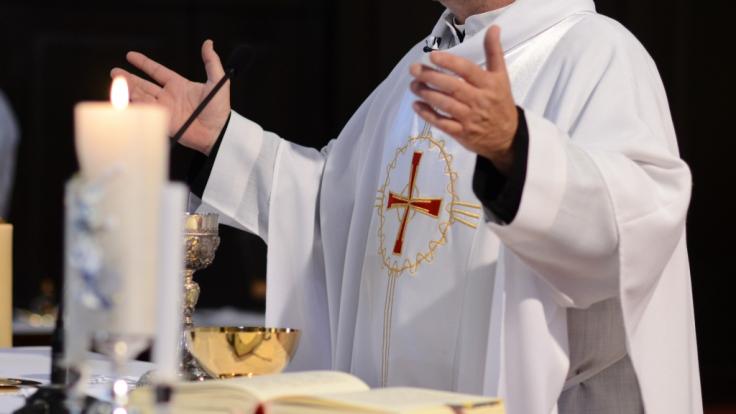 Nachdem ein Priester in Louisiana eine Sexorgie auf seinem Altar gefeiert hat, veranlasste der Erzbischof, den Altar verbrennen zu lassen.