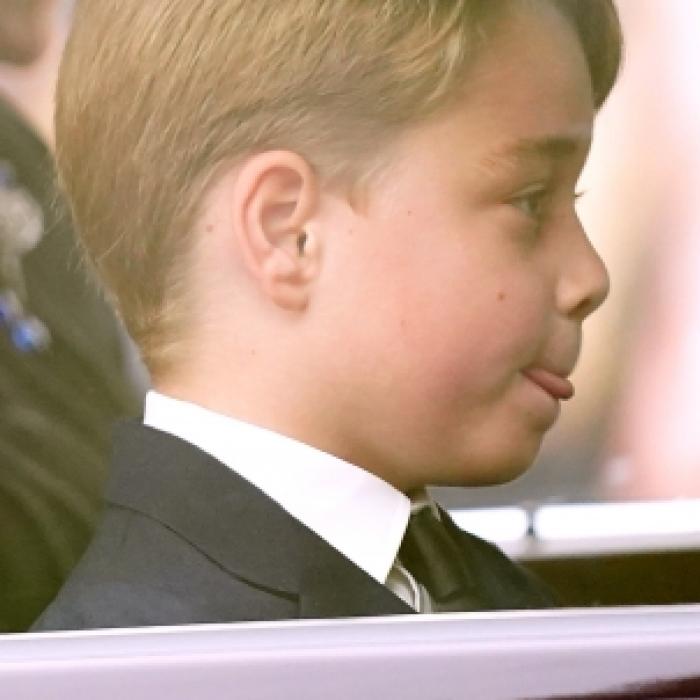 Gar nicht royal! Frecher Prinz streckt Zunge bei Queen-Begräbnis raus