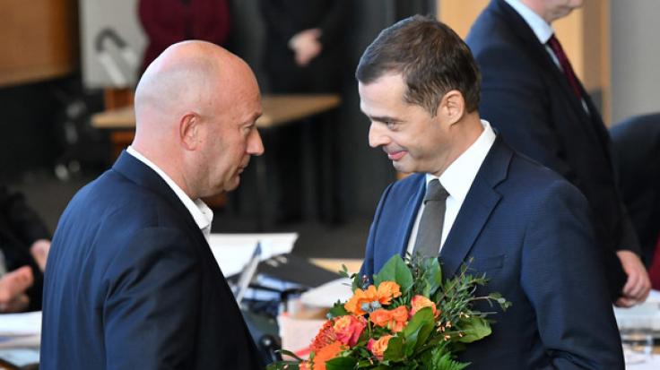 Mike Mohring, (r) CDU-Fraktionschef gratuliert Thomas Kemmerich (l, FDP), dem neuen Thüringer Ministerpräsidenten.
