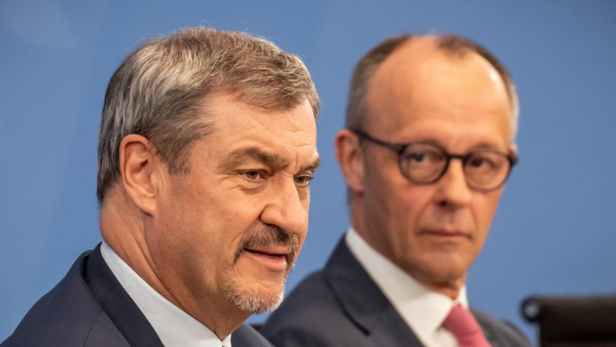 Markus S&ouml;der (CSU) und Bundeskanzler Friedrich Merz (CDU) auf einer Pressekonferenz nach dem Koalitionsausschuss. (Foto)