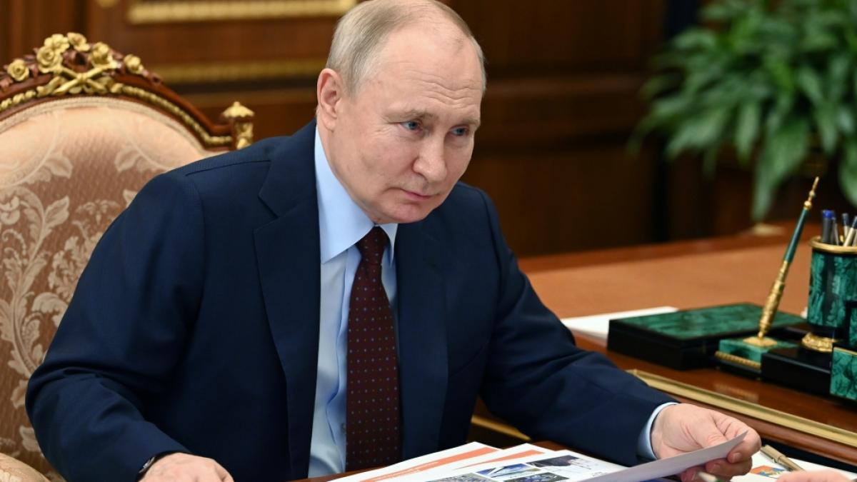 Wladimir Putin konnte ein Grinsen nicht unterdr&uuml;cken, als er bei einer Gedenkveranstaltung in Kursk auftrat. (Foto)