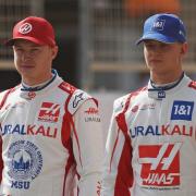 Nikita Mazepin mit seinem Haas-Teamkollegen Mick Schumacher beim Auftakt der Formel-1-Testfahrten in Sakhir 2021.