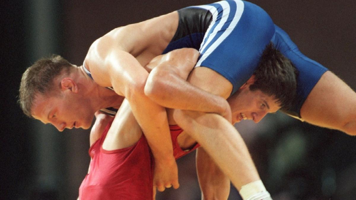 1996 k&auml;mpfte Buwaissar Saitijew (rotes Trikot) gegen den Deutschen&nbsp;Alexander Leipold. Jetzt ist der russische Ringer im Alter von 49 Jahren unter mysteri&ouml;sen Umst&auml;nden gestorben. (Foto)
