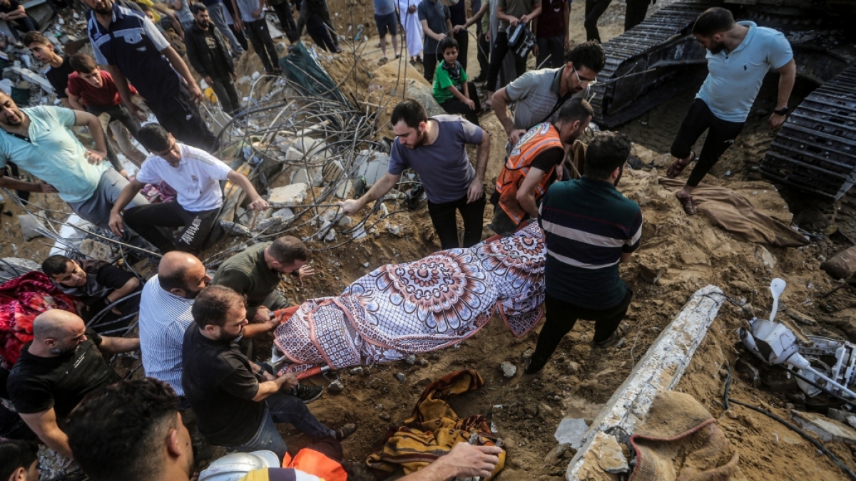 Pal&auml;stinenser tragen den Leichnam eines Toten, der unter den Tr&uuml;mmern eines zerst&ouml;rten Hauses gefunden wurde, nachdem es von einem israelischen Luftangriff im s&uuml;dlichen Gazastreifen getroffen worden war. (Foto)