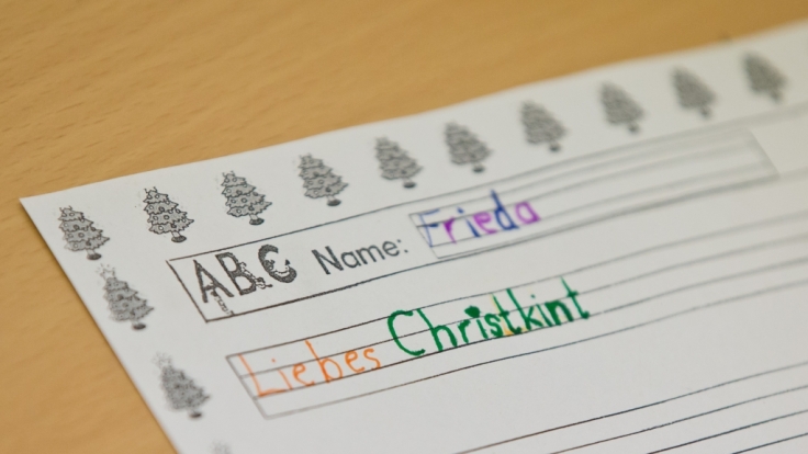Schreiben nach Gehör: Grundschüler schreiben einen Wunschzettel.