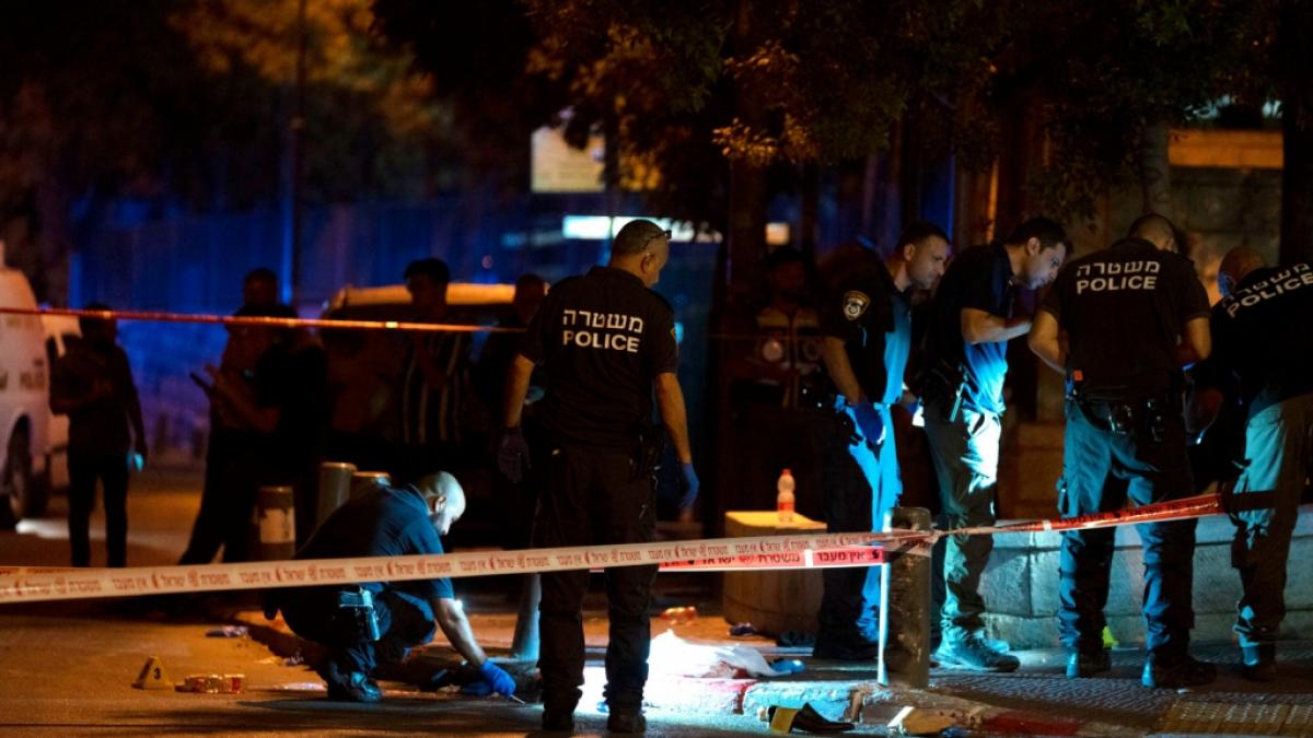 Tatortermittler der israelischen Polizei arbeiten am Tatort eines Anschlags durch Sch&uuml;sse, bei dem mehrere Israelis in der N&auml;he der Altstadt von Jerusalem verletzt wurden, am fr&uuml;hen Sonntag. (Foto)