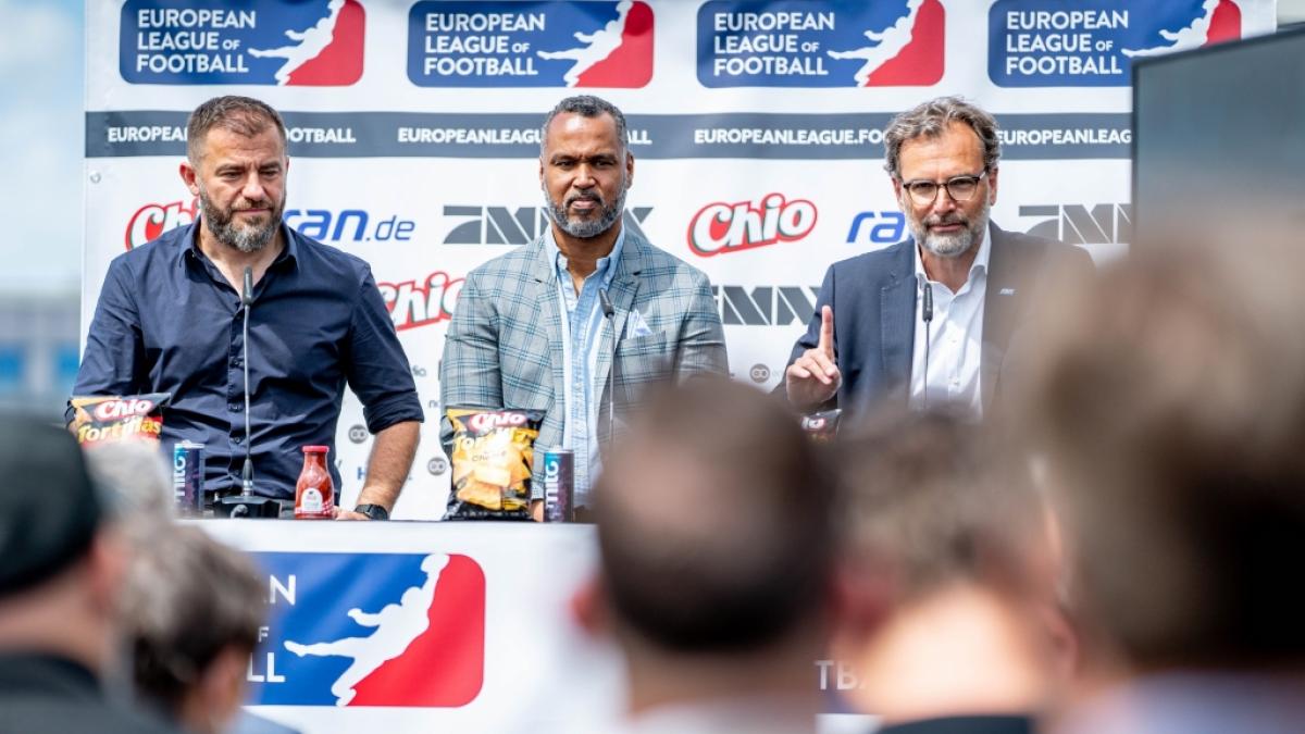Zeljko Karajica (l-r), Manager, Patrick Esume, American-Football-Trainer und Alexander R&ouml;sner, Sportchef von ran auf einer Pressekonferenz zur European League of Football. (Symbolbild) (Foto)