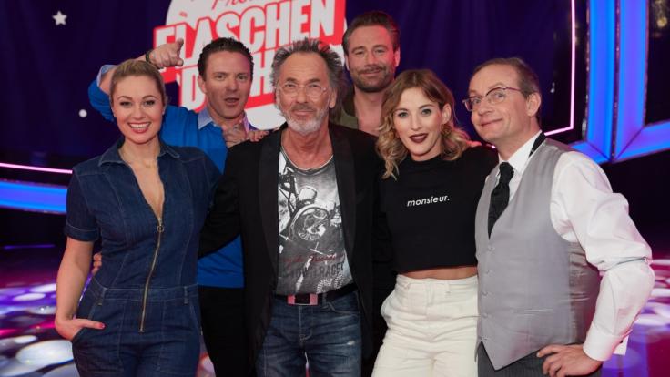Hugo Egon Balder lädt Stars wie Ruth Moschner, Jeannine Michaelsen, Sasha oder Wigald Boning zum großen Promi-Flaschendrehen ein.