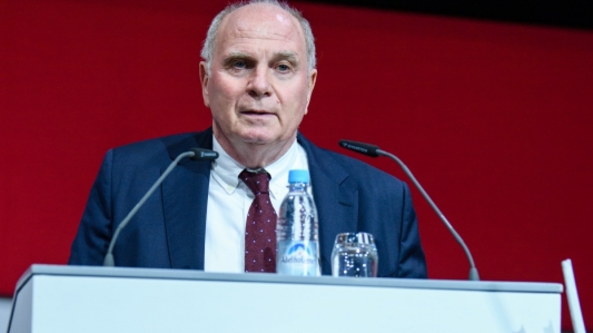 Bayern-Boss Uli Hoene&szlig; l&auml;sst die Transfer-Ger&uuml;chtek&uuml;che brodeln. (Foto)
