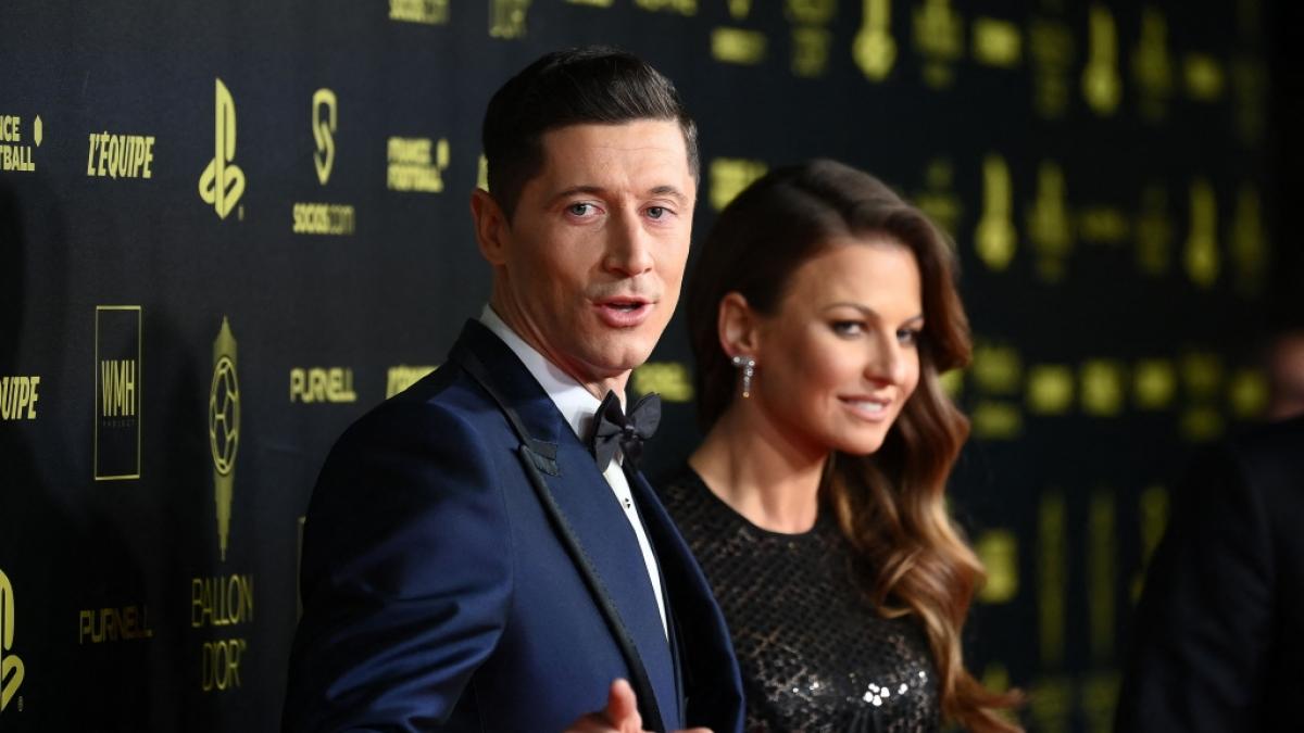 Robert Lewandowski und seine Frau Anna Lewandowska kommen am 29.11.2021 zur Verleihung des Ballon d'Or France im Pariser Th&eacute;&acirc;tre du Ch&acirc;telet. (Foto)