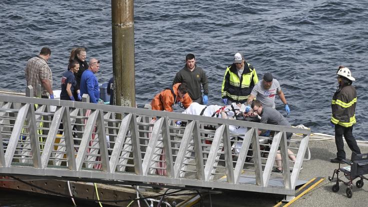 Mindestens fünf Menschen sind bei der Kollision von zwei Wasserflugzeugen in der Luft vor der Küste Alaskas ums Leben gekommen.