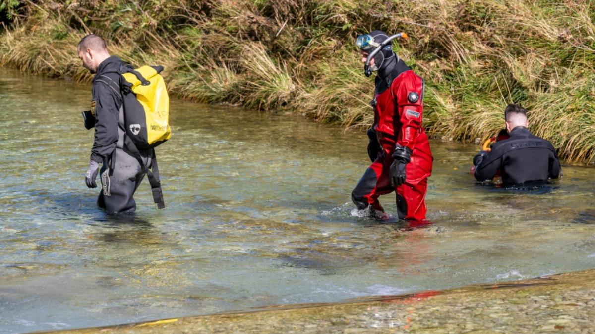 Nach dem Tod einer jungen Frau suchen Polizeitaucher in der Ortschaft Aschau im Chiemgau das Flussbett der Prien nach Spuren ab. (Foto)