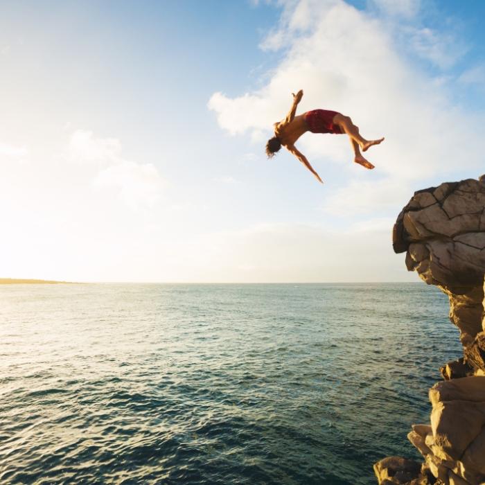 Gefährlicher Klippensprung! Mann knallt auf Felsen - Krankenhaus!