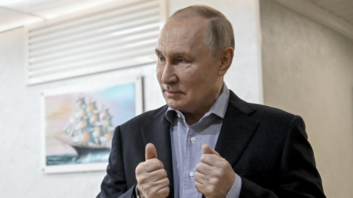 Wladimir Putin besuchte an Neujahr eine Zweigstelle des Nationalen Medizinischen Forschungszentrums. (Foto)