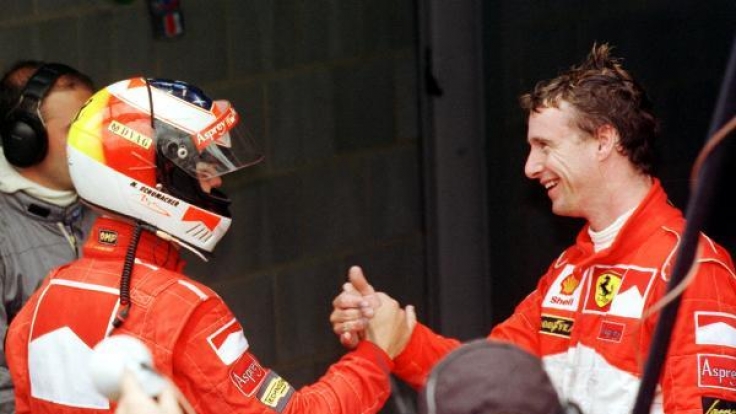 Michael Schumacher jubelt nach seinem Sieg mit seinem Teamkollegen Eddie Irvine, der Dritter wird.