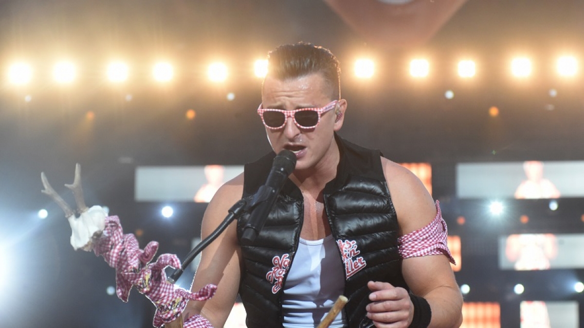 Mit einem Hirschgeweih posiert Andreas Gabalier bei seinem ersten Konzert in München. (Foto)