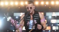 Mit einem Hirschgeweih posiert Andreas Gabalier bei seinem ersten Konzert in München.