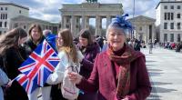 Beate H., Fan vom britischen Könighaus, wartet auf die Ankunft von König Charles III. in Berlin Mitte.