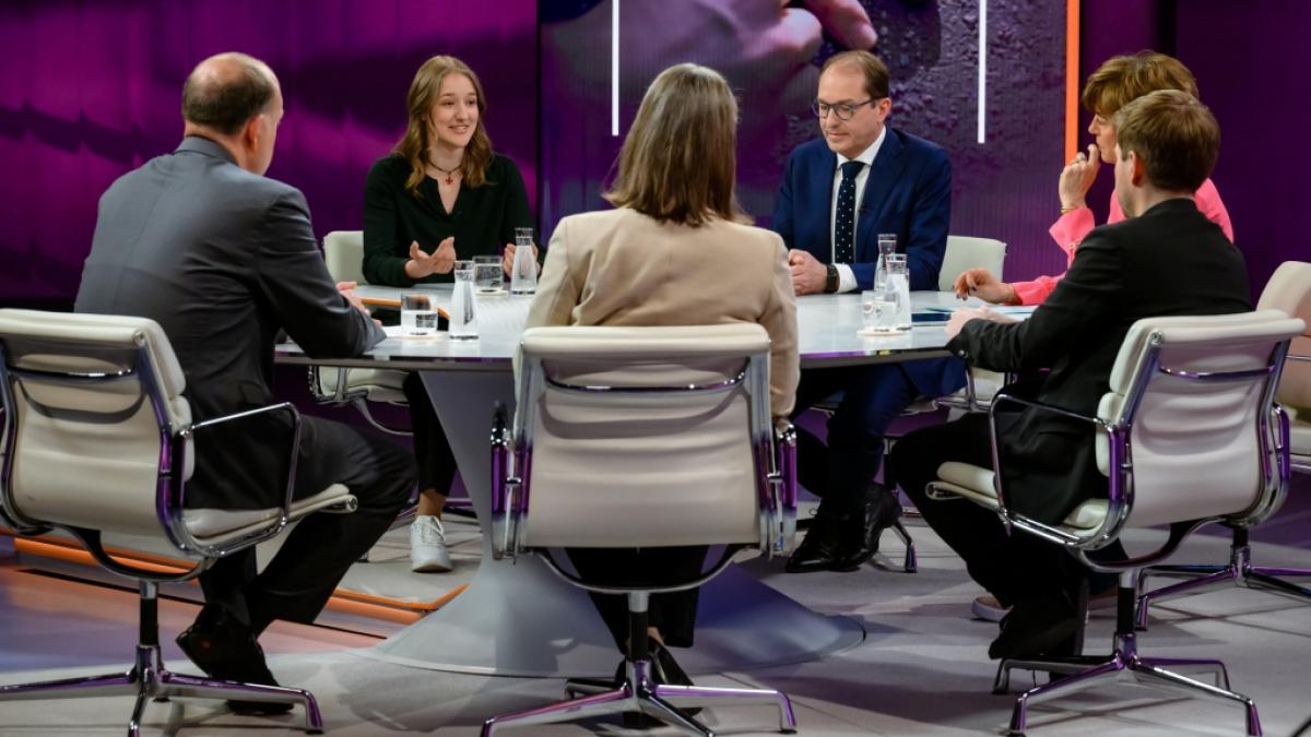 Klima-Kleberin Carla Rochel erntet f&uuml;r ihren Auftritt bei "maybrit illner" viel Kritik. (Foto)