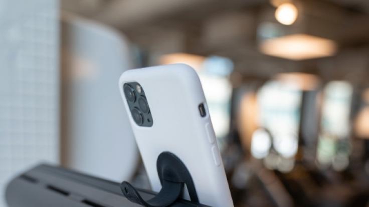 Das Smartphone kann ohne Adapter am Laptop oder Computer-Bildschirm angebracht werden.