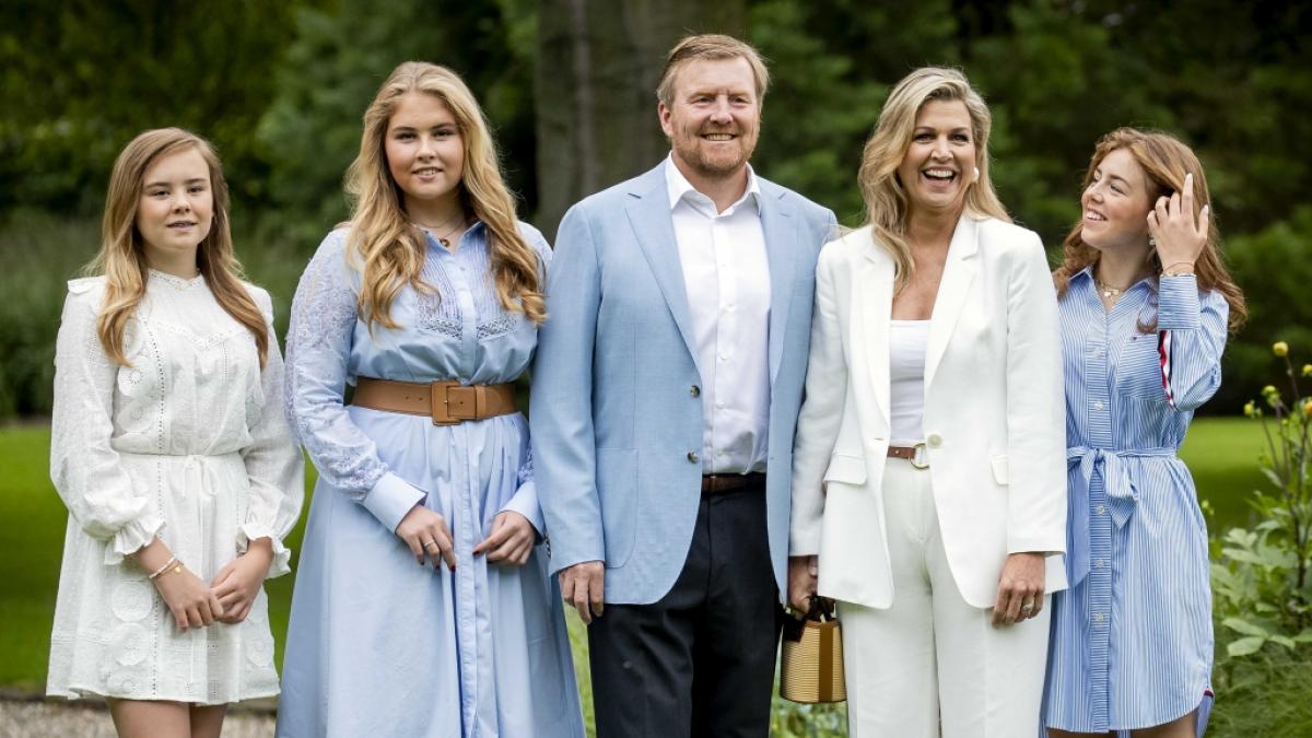 K&ouml;nig Willem-Alexander der Niederlande, seine Frau K&ouml;nigin Maxima sowie die gemeinsamen T&ouml;chter Prinzessin Ariane (l.), Prinzessin Catharina-Amalia (2.v.l.) und Prinzessin Alexia (r.). (Foto)