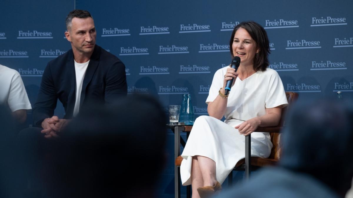 Wladimir Klitschko und Annalena Baerbock bei einem B&uuml;rgerforum in Chemnitz am 14. Juli 2023. (Foto)