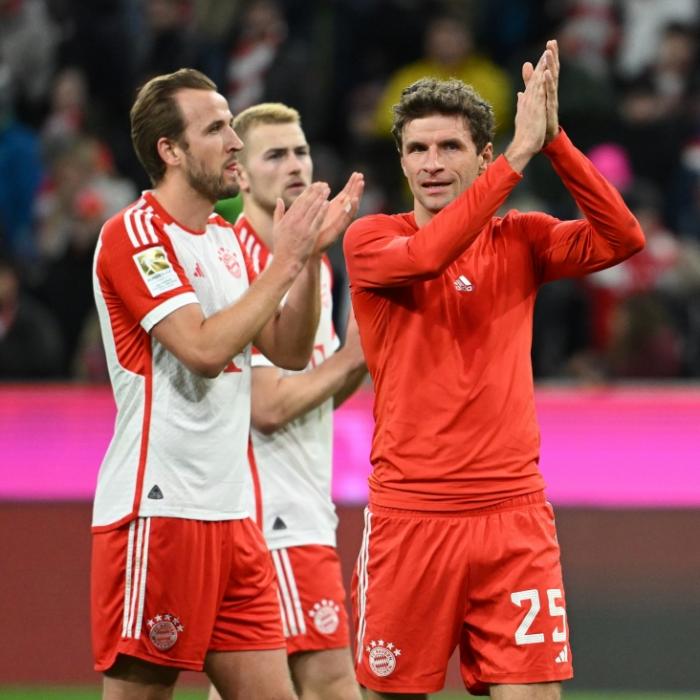 FC Bayern verabschiedet Coman - Blumen fürs Töchterchen