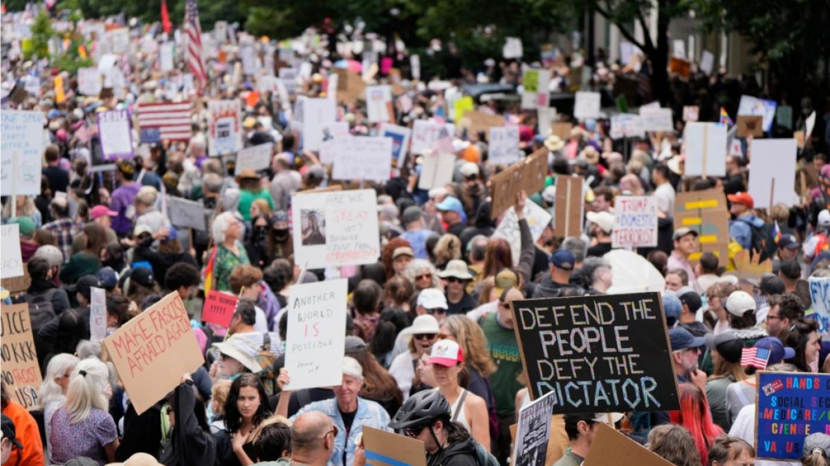 Demonstranten in der USA gehen unter dem Motto "No Kings" auf die Stra&szlig;e, um gegen Donald Trump zu protestieren. In Utah kam es zu einem t&ouml;dlichen Zwischenfall (Symbolbild). (Foto)